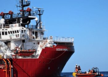 La Ocean Viking in attesa della chiusura delle urne per avere un “porto sicuro”