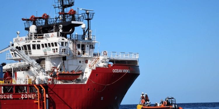 La Ocean Viking in attesa della chiusura delle urne per avere un “porto sicuro”