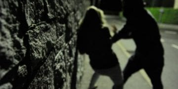 Firenze: Straniero le strappa i vestiti di dosso per stuprarla