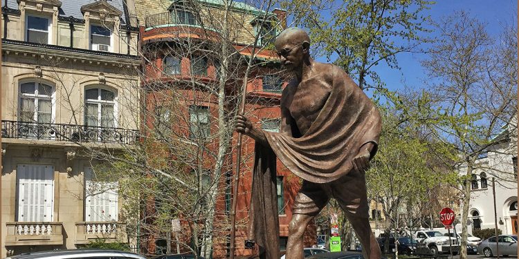 Persino Gandhi nel mirino di Black Lives Matter