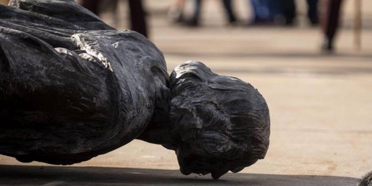statue