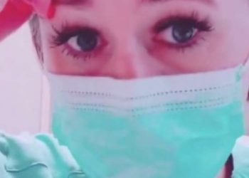 Moglie e amante del marito in travaglio nello stesso reparto: il video dell’ostetrica