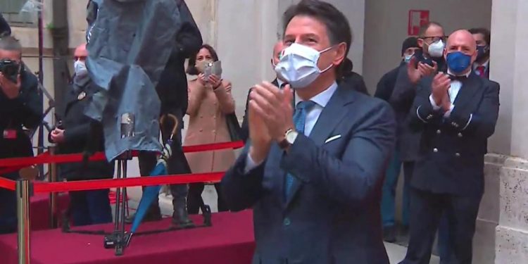 Gli applausi farlocchi al Conte decollato