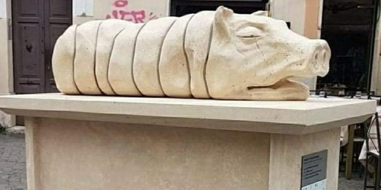 La statua della discordia è una porchetta