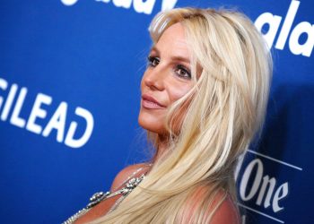 Britney Spears: dopo la schiena nuda arriva la lingerie rossa a scaldare il web