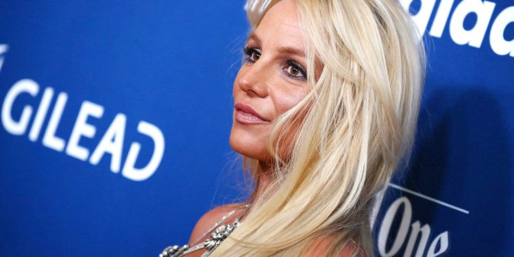 Britney Spears: dopo la schiena nuda arriva la lingerie rossa a scaldare il web