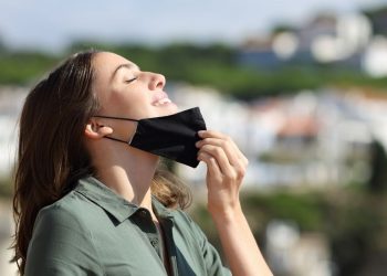 In America le mascherine sono sparite. In Italia ancora si terrorizza