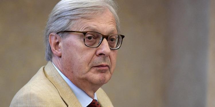 Pace o condizionatore, Sgarbi sbotta contro Draghi: “Ha rotto i cog*****!”