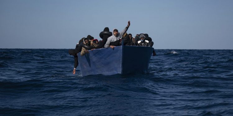 Sbarchi, situazione fuori controllo. La soluzione di Lamorgese: facciamo entrare più migranti