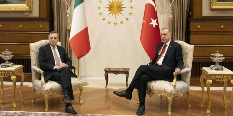 Mario Draghi vola in Turchia per rilanciare i rapporti bilaterali; “Italia e Turchia sono partner, amici alleati”.