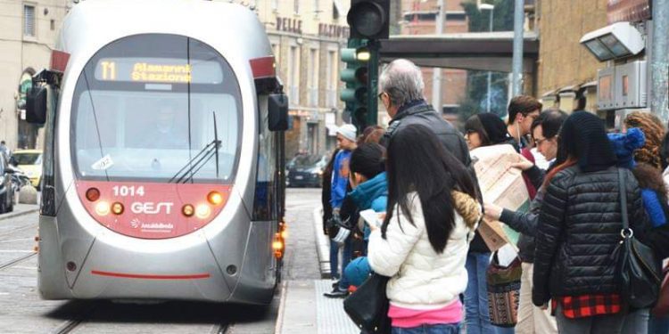 Firenze palpeggiate in tranvia