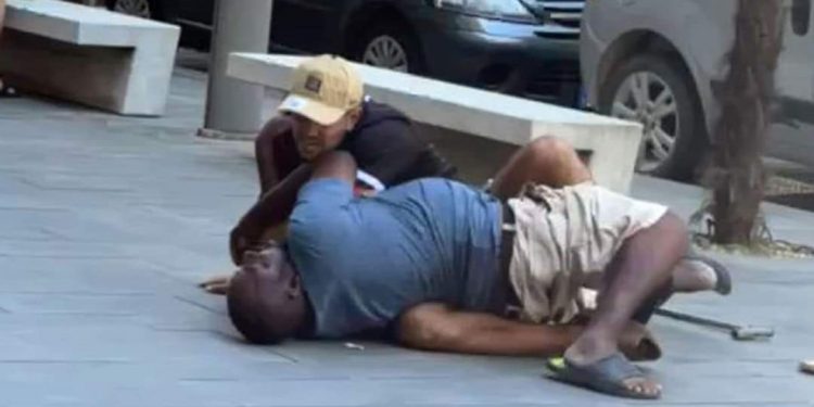 Massacro a stampellate e bara bianca