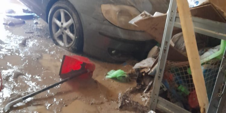 Gli angeli del fango, che sopperiscono carenze delle istituzioni.