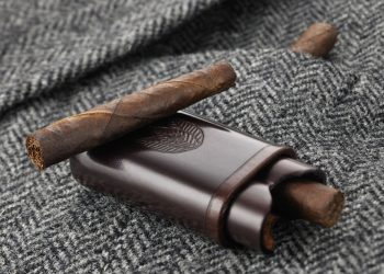 Toscano, il sigaro come un tesoro protetto dal caveu. Una iniziativa del club “Maledetto Toscano”