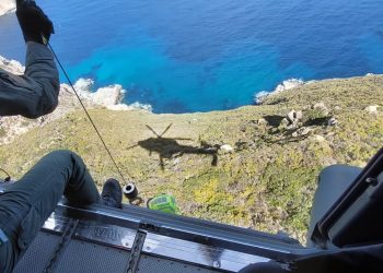 Sicilia: Un elicottero HH139B dell’Aeronautica Militare soccorre un escursionista traumatizzato, trasportandolo da Marettimo a Trapani