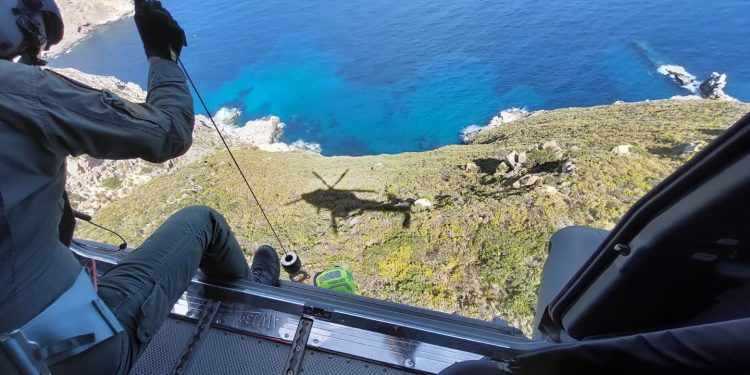 Sicilia: Un elicottero HH139B dell’Aeronautica Militare soccorre un escursionista traumatizzato, trasportandolo da Marettimo a Trapani
