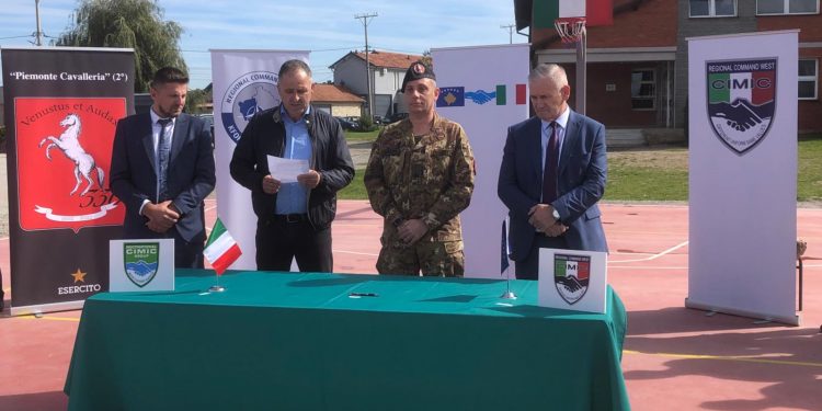 A Klina, nord ovest del Kosovo, educazione fisica con gli italiani