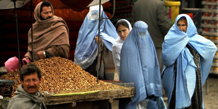 Afghanistan, Talebani: divieto a donne a lavorare con ONG