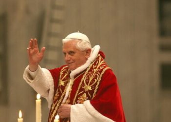 BENEDETTO XVI, in memoriam:  luci e ombre di un papato “difficile”.