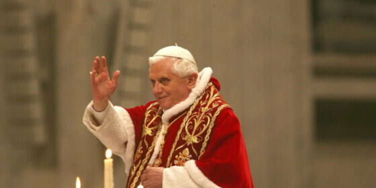 BENEDETTO XVI, in memoriam:  luci e ombre di un papato “difficile”.