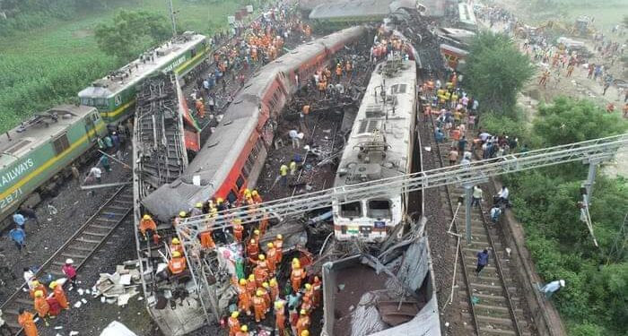 Scontro tra treni in India: il bilancio è di 288 morti e circa novecento feriti
