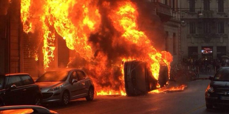 Francia, quinta notte di scontri: altri 719 arresti. Sinistra divisa sulla rivolta