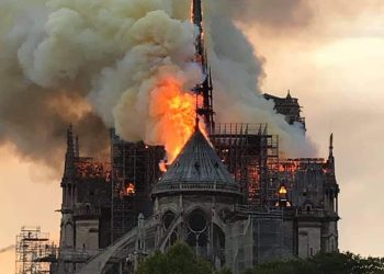Continua l’incendio di Notre Dame