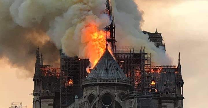 Continua l’incendio di Notre Dame