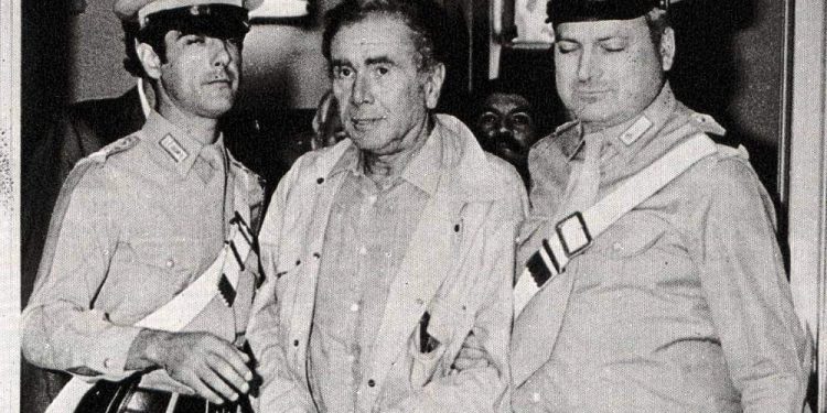 I giacobini di oggi: dalla ghigliottina al tintinnio delle manette