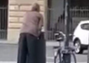 SESTO FIORENTINO – *Fa pipì in luogo pubblico, in pieno centro, dentro un cestino dei rifiuti