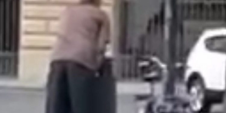 SESTO FIORENTINO – *Fa pipì in luogo pubblico, in pieno centro, dentro un cestino dei rifiuti