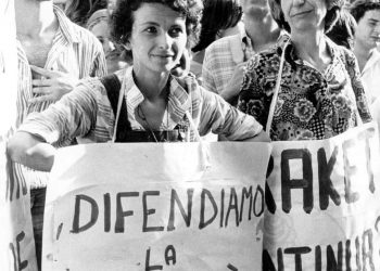 Ragazza al cioccolato. Il dessert è servito.