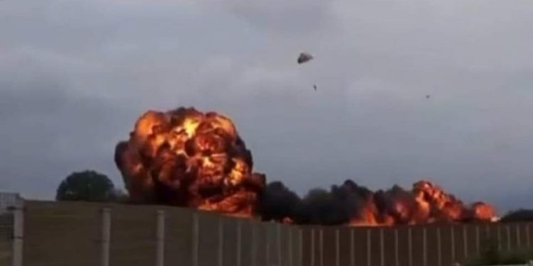 Torino, aereo delle Frecce Tricolori si schianta durante le prove: morta una bambina