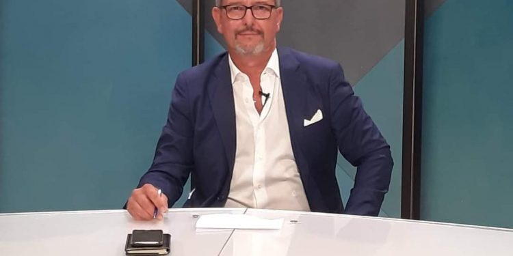 Certi amori non finiscono, fanno dei giri immensi e poi ritornano