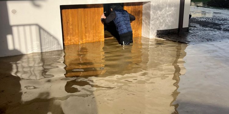 Toscana , travolta e ferita dalla tempesta Ciaran