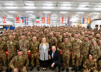 Crosetto ai militari: “Noi italiani siamo diversi, rispettiamo e non ci sentiamo superiori”