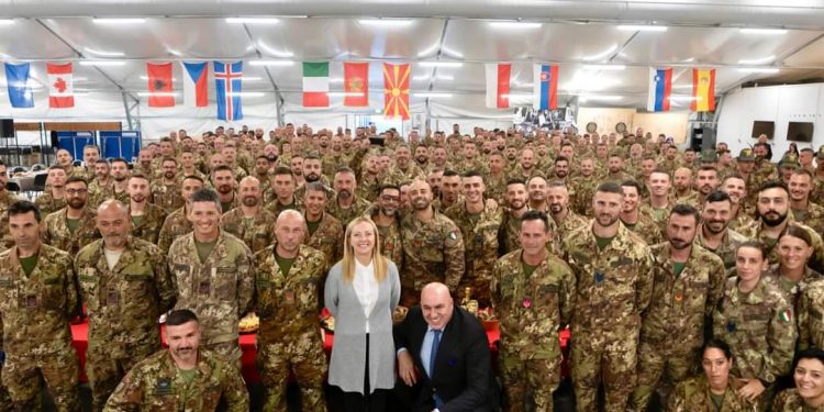 Crosetto ai militari: “Noi italiani siamo diversi, rispettiamo e non ci sentiamo superiori”
