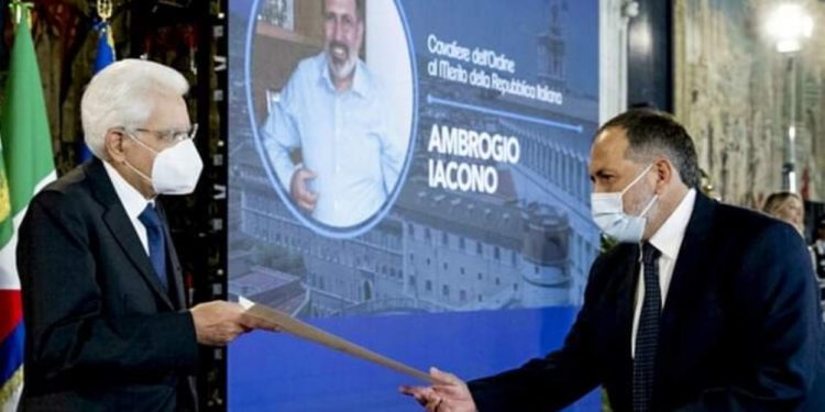 Il professore eroe non ha un lavoro fisso