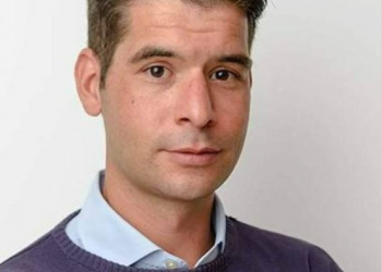 Manipolazione e Generazione Z. Intervista a Marco Petrelli, autore de “I Giovani Devono”