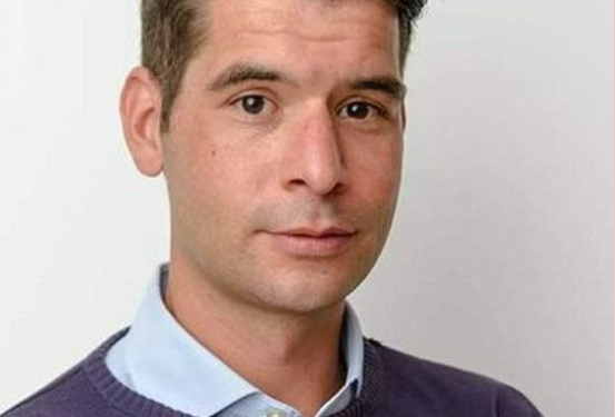 Manipolazione e Generazione Z. Intervista a Marco Petrelli, autore de “I Giovani Devono”