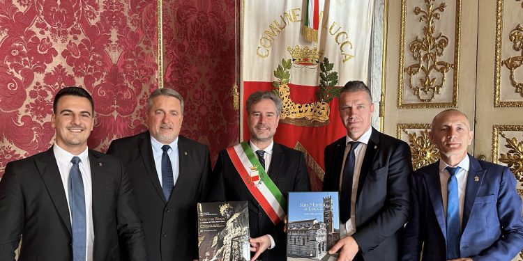 Il Coordinamento nazionale cittadini romeni in Italia in visita istituzionale dal sindaco di Lucca