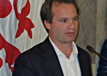 La protesta degli ombrelli contro il Console Onorario di Israele