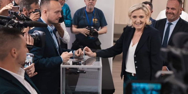 MARINE E MACRON