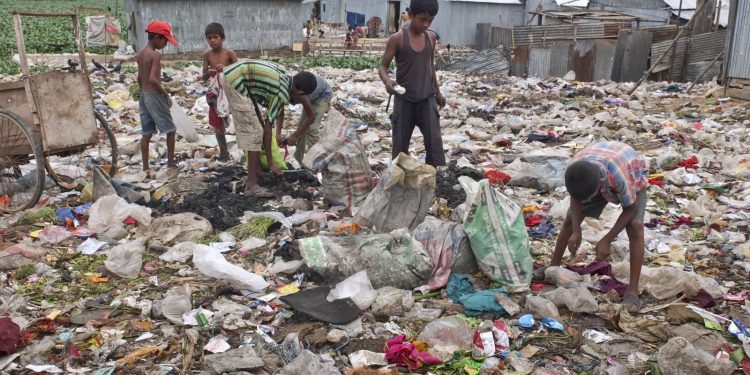 Strage di studenti in Bangladesh: le forze dell’ordine aprono il fuoco sui manifestanti.
