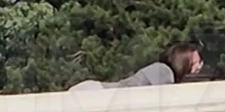 “C’è un uomo armato!”, ma la polizia non interviene