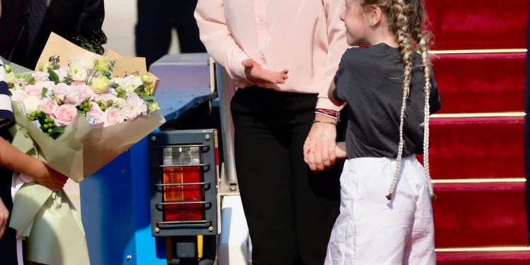 Meloni e il doppio ruolo di Premier e di mamma