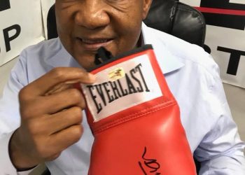 Il mondo del pugilato in lutto: addio a George Foreman, leggenda dei pesi massimi