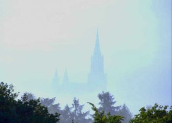 Cattedrale di granito e nebbia
