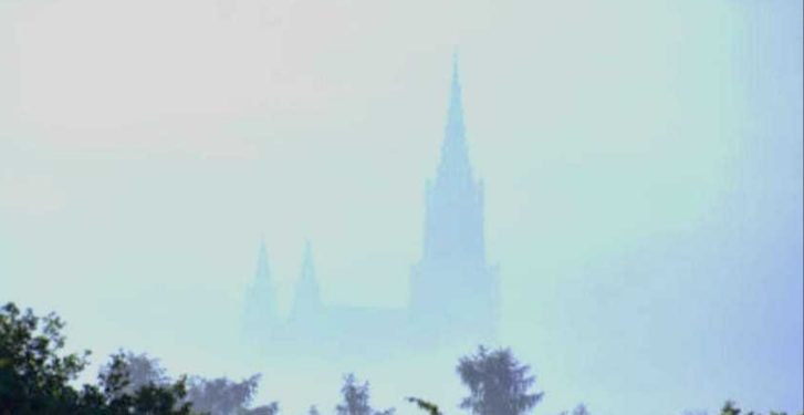 Cattedrale di granito e nebbia