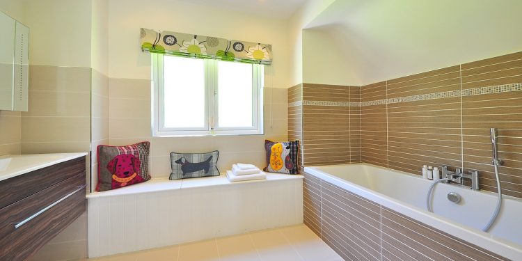 Come scegliere pavimenti e rivestimenti per un bagno moderno e di design